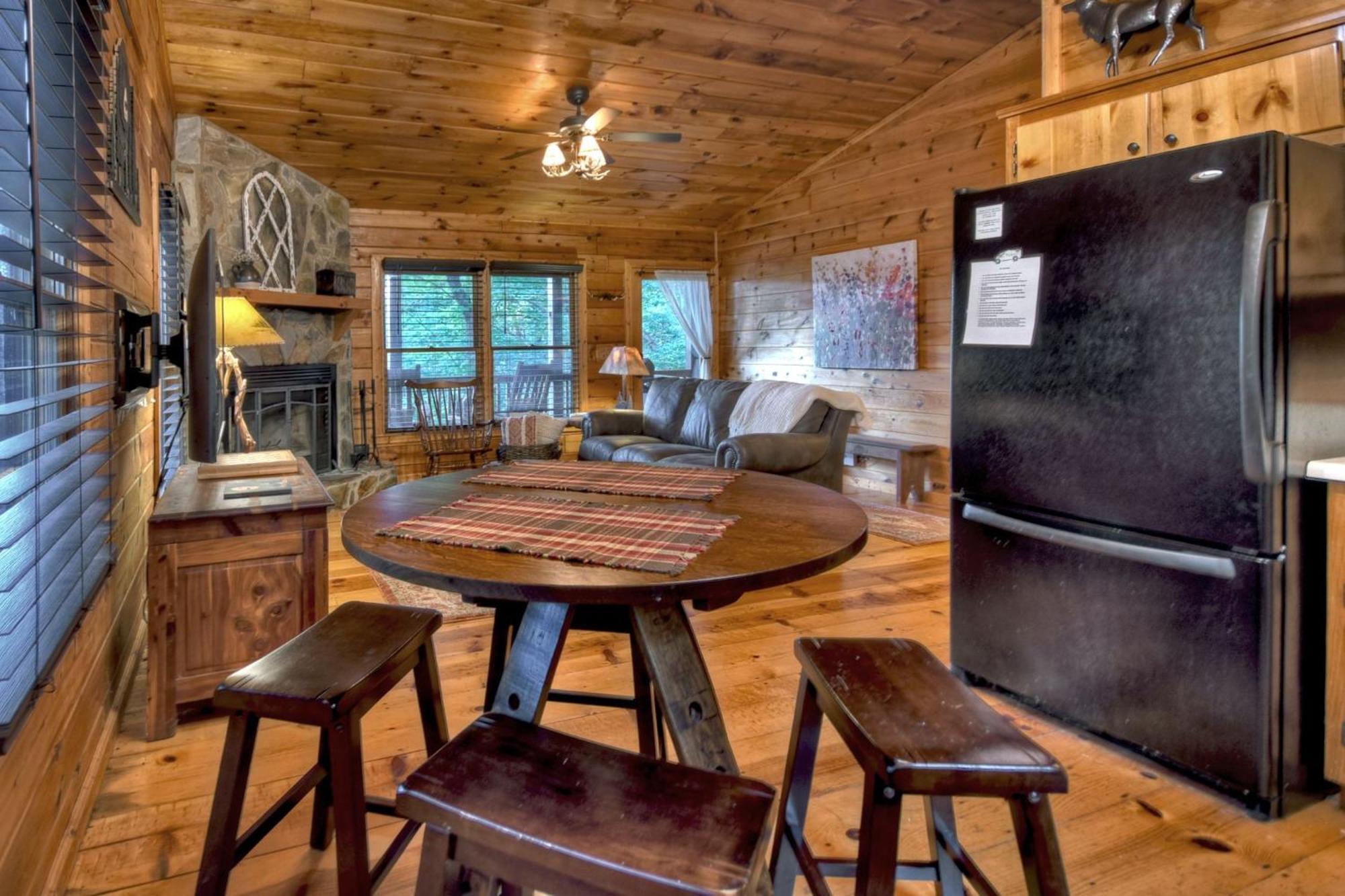 Bearfoot Ridge Wood-Burning Fireplace Cozy Hot Tub Serene Views 엘리제이 외부 사진